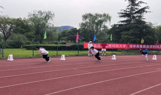 商学院女子200米决赛：速度与激情的较量，商学院巾帼展风采
